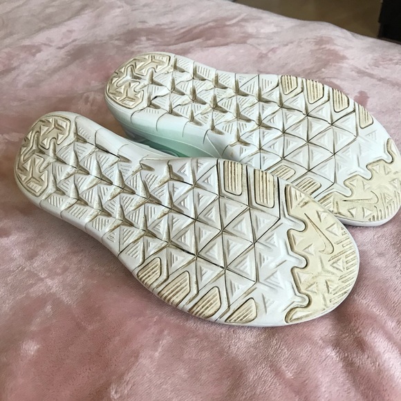 Nike free slip on runners - Picture 6 of 6